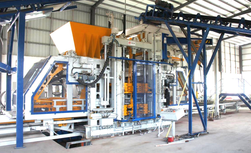 Les machines à briques Quangong font leur marque dans le sud de la Chine : les pavés et les briques en forme de losange sont manipulés par une seule machine